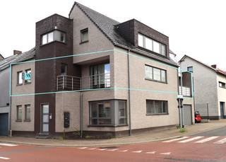 Dit lichtrijke 2-slaapkamerappartement op de eerste verdieping is ideaal gelegen nabij het centrum van Sint-Amands. Met een bewoonbare oppervlakte van ca. 90 m² en een aangenaam overdekt terras van ca. 10 m² biedt het alle comfort. Het appartement beschikt over een centrale inkomhal, ruime leefruimte met open ingerichte keuken, berging, apart toilet, twee slaapkamers en een badkamer. Verder zijn er een individuele berging en autostaanplaats inbegrepen. Verwarming via CV op gas en dankzij het uitstekende <strong>EPC-label A</strong> is dit appartement bijzonder energiezuinig. <strong>Huurprijs: €875/maand.</strong> Voor meer informatie of een bezoek, contacteer ons vrijblijvend op <strong>03/283 84 84</strong> of via <strong>viktor@ax-quality.be</strong>.
