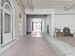 Dit ruime magazijn is strategisch gelegen nabij het stadscentrum van Gent en geniet van een uitstekende bereikbaarheid via zowel de R4 als de R40. Hierdoor is het pand vlot toegankelijk vanuit Gent, alsook vanuit de omliggende regio's.Het magazijn leent zich perfect voor opslag en is bijzonder geschikt voor bedrijven die op zoek zijn naar een vlot bereikbare en ruime locatie.Oppervlakte:Ca. 573 m²Specificaties:- Tl-armaturen- Polybetonvloer- Manuele sectionaalpoort: ca. 2.47m breed x ca. 2.51m hoog- Vrije hoogte: ca. 4.2 m- StaalconstructieBeschikbaarheid:Onmiddellijk beschikbaar.Hebt u interesse in dit magazijn te huur in Gent? Aarzel niet om contact op te nemen via 09 245 35 35 of business.gent@dewaele.com.