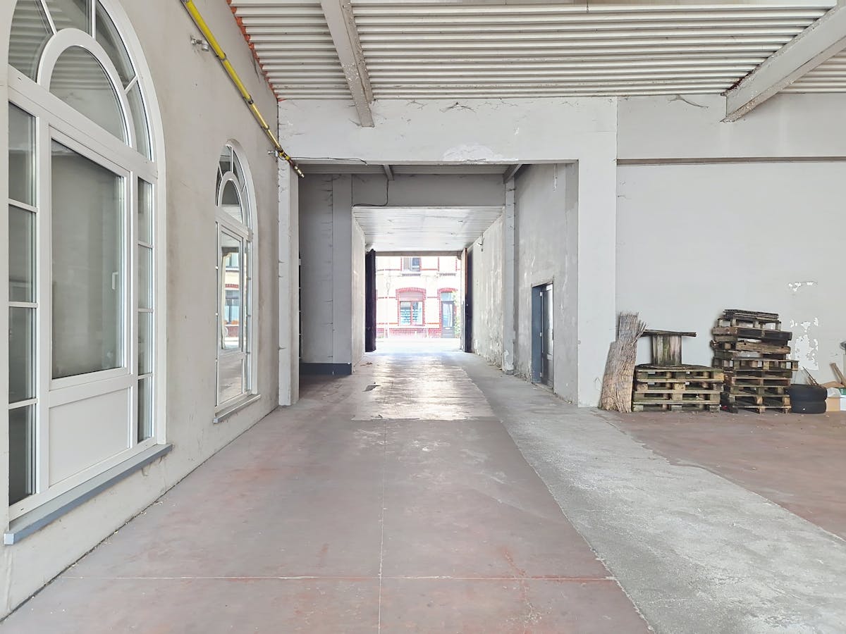 Ruim magazijn (ca. 573 m²) vlakbij de R4 en R40 te Gent - foto 3