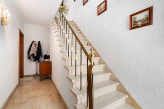 In Sint-Lievens-Esse, deelgemeente van Herzele, situeert zich deze op te frissen/te renoveren halfopen woning. Bij het betreden van de woning komt...
