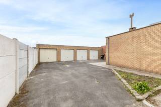 ADINKERKE/ DE PANNE: TE RENOVEREN GEZINSWONING MET 4 GARAGES Op zoek naar een woning met ruimte ? Deze te renoveren woning in Adinkerke biedt niet...