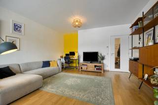 Appartement lumineux de 88 m² situé dans un immeuble à Schaerbeek, à quelques pas du site de Tour &amp; Taxis. L'appartement est situé au 1er étage et dispose d'une agréable terrasse orientée sud-est avec une vue panoramique sur le parc Gaucheret et l'aire de jeux. Les deux chambres à coucher à part entière d'environ 11 m² et 14 m², ainsi que l'espace de stationnement souterrain, constituent des avantages importants de cet appartement.L'appartement est divisé comme suit : - hall d'entrée- toilettes séparées- salon avec cuisine semi-ouverte et terrasse attenante (+-6m²)- cuisine avec four, cuisinière, réfrigérateur encastré avec congélateur et hotte- débarras avec chaudière à gaz individuelle- deux chambres (11 m² et 14 m²)- salle de bain avec baignoire, double vasque et raccordement pour machine à laver- terrasse (+- 6m²) orientée sud-est avec une agréable vue dégagée- emplacement n°29 au -2 (pour 25 000,00 EUR, non inclus dans le prix et obligatoire à l'achat)- sous-sol n°96 au -1Prix demandé: 259 000,00 EUR + 25 000,00 EUR (place de parking = obligatoire) L'appartement dispose d'un certificat EPC (C+) très favorable, de sorte que cet appartement répond déjà aux normes énergétiques 2045.Vous souhaitez visiter cet appartement ? Faites une demande via www.dewaele.com ou Danielle Kaluza au 0491 27 21 88.