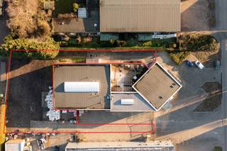 Deels verhard buitenterrein van ca. 1300m²

Terrein geschikt voor opslag en stockage van niet bodem verontreinigende goederen.

Badweelde blijft open.

Volledig omheind en onmiddellijk beschikbaar. 