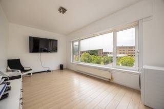 <h2>Lichtrijk 1-slaapkamerappartement op toplocatie in Wilrijk – Ideale investering!</h2><p><strong>Algemeen:</strong> Bent u op zoek naar een gezellig, zonovergoten appartement of een slimme vastgoedinvestering? Dit charmante 1-slaapkamerappartement ligt aan de voorzijde van een kleinschalig gebouw, pal tegenover het Sint-Augustinusziekenhuis. Dankzij de strategische ligging nabij de <strong>Groenenborgerlaan</strong> en de <strong>Pieter Coeckelaan</strong> bevindt u zich hier op wandelafstand van winkels, scholen en openbaar vervoer.</p><p><strong>Investeringsinfo:</strong> Het appartement is momenteel betrouwbaar verhuurd via het Sociaal Verhuurkantoor (SVK) voor <strong>€ 476,83 per maand</strong> (inclusief water en kosten gemene delen). De overeenkomst loopt mits opzeg tot 15/12/2028. Een zorgeloze start van uw vastgoedportefeuille!</p><h3>Indeling van het appartement:</h3><ul><li><p><strong>Inkomhal:</strong> voorzien van handige ingemaakte kasten en een vestiaire.</p></li><li><p><strong>Leefruimte:</strong> Een royale, sfeervolle woonkamer die baadt in het natuurlijke licht — zonder twijfel de grootste troef van dit appartement!</p></li><li><p><strong>Keuken:</strong> Volledig ingerichte keuken met voldoende kastruimte, spoelbak, oven, vaatwasser, elektrisch fornuis en een praktische aansluiting voor de wasmachine.</p></li><li><p><strong>Slaapkamer & Badkamer:</strong> 1 comfortabele slaapkamer en een verzorgde badkamer uitgerust met een ligbad, wc en een wastafel in meubel.</p></li></ul><h3>Interesse?</h3><p>Zoekt u een instapklaar en gezellig appartement op een absolute toplocatie? Wees er dan snel bij! 📞 Neem direct contact op met <strong>Altro-vastgoed</strong> via <strong>03/459.89.59</strong> voor meer informatie of een bezoek.</p>