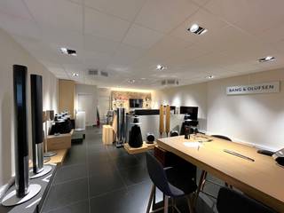 Dit handelspand bevindt zich in het centrum van Geel te Dr. Van de Perrestraat 182 met alle faciliteiten (winkels, openbaar vervoer,...