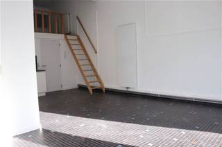<p><span>GEZELLIG GELIJKVLOERS-APPARTEMENT MET 1 SLAAPKAMER EN 2 AUTOSTAANPLAATSEN</span></p><p><span>ligging in centrum met vlotte bereikbaarheid via N17, A12 en N16</span></p><p><span> </span></p><p><span>Inkomhal / wc met handwas / living met eetplaats en super-ingerichte open keuken (totale opp.: 33m²) en aangename mezzanine (3,9 x 3,6m) (met mogelijkheid tot creatie bureau) / ruime slaapkamer (4,8 x 3,5m) / douchekamer met wastafel en douche.</span></p><p><span>2 overdekte autostaanplaatsen / wasplaats / fietsenberging / 2 bergingen.</span></p><p><span> </span></p><p><span>Appartement is bewoonbaar door maximaal 2 personen.</span></p><p><span> </span></p>