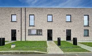 Deze huurwoning, gelegen in de gegeerde woonwijk De Vloei, biedt een unieke kans voor wie op zoek is naar ruimte en rust. Deze nieuwbouwwoning...