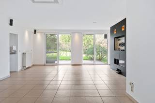 <p>Welkom in jouw nieuwe thuis! Dit gelijkvloers appartement bevindt zich op een toplocatie in Merksem, waar je werkelijk van het beste van beide werelden geniet. Het centrum, openbaar vervoer en de Winkelstap bevinden zich op een steenworp afstand terwijl je omringd bent door de groene velden.</p>
<p>Je komt binnen in de inkomhal met aangrenzend de lichtrijke leefruimte waar een prachtige inbouw sierhaard meteen de show steelt. Bovendien staat deze ruimte in directe verbinding met een aangename buitenruimte met een rustgevend uitzicht over de natuur. Dit wordt ongetwijfeld één van jouw favoriete plekjes!</p>
<p>De hedendaagse keuken werd praktisch geïnstalleerd met een ijskast, oven, dampkap, spoelbak en tal van opbergruimte. Er zijn tevens aansluitingen voor was- en droogmachine voorzien. Verder beschikt het appartement nog over 2 volwaardige slaapkamers (17 m² & 10 m²) én uiteraard een badkamer. Deze werd voorzien van een comfortabel douche-bad en een dubbele lavabo in een strak meubel. Het toilet is apart.</p>
<p>Zie jij je hier al helemaal wonen? Neem dan zeker even contact op voor een bezoekje!</p>
<p><strong>Mogelijkheid tot het huren van de garage à € 80,00/maand. </strong></p>
<p><strong>Maandelijkse kosten: </strong>Provisie van € 125,00/maand (alles inbegrepen, <u>exclusief</u> elektriciteit).</p>
<p><strong>Technische gegevens: </strong>Centrale verwarming op gas, dubbele beglazing in aluminium,</p>
<p><strong>Bevindt zich niet in een risicozone voor overstromingen (P-score D en G-score A). </strong></p>