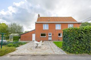 Schrijf je in op het bezoekmoment op zaterdag 3/10 via onze website:<br />https://benjaminverkoopt.be/panden/ruime_woning_met_4_slaapkamers_en_dubbele_garage_op_een_landelijke_ligging_in_dadizele/<br />- Verrassend ruime woning op een topligging: Arkemolenstraat 43 in Dadizele<br />- Lichtrijke leefruimtes met gezellige uitbouw<br />- Handige wasruimte<br />- 4 slaapkamers, waarvan 1 gelijkvloerse (en nog 2 extra slaapkamers mogelijk!)<br />- 2 badkamers<br />- 2 toiletten<br />- Aparte garage voor 2 wagens + oprit<br />- Zongerichte tuin met tuinhuis, omheining en terras<br />- Droge kelder<br />- Geïsoleerde zolder<br />- Regenwaterput van 5.000 liter<br />- EPC: 346 kWh/m²/jaar, geen renovatieplicht (UC: 3943160)<br />- Richtprijs: € 369.000