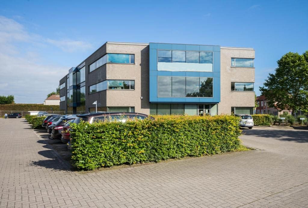 570 m² open space kantoren te huur mét visibiliteit van de E40 - foto 2