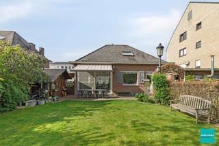 TE KOOP: instapklare woning op een terrein van 5a71ca. Deze woning ligt op een goed bereikbare locatie, op wandelafstand van het station, winkels...