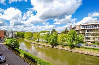 OPGELET: om dit pand te huren of bezichtigen vragen wij steeds eerst een virtueel bezoek te brengen aan het pand. Ga hiervoor naar www.rosseel.be en vul de referentie XE05 in in het veld ‘zoek’ bovenaan rechts. Kies dan ‘360°’. De website helpt je nu verder voor de volgende stappen.<br /><br />Deze ongemeubelde studio is gelegen op de derde verdieping en kent een oppervlakte van 32m². Bij het betreden van de studio komt u in de keuken (voorzien van toestellen en ingemaakte kasten), leefruimte/slaapkamer met prachtig zicht op de Leie en de badkamer (voorzien van ligbad en lavabo). Deze studio kent een uiterst gunstige liggen, op wandelafstand van centrum Gent en Gent Sint-Pieters. Deze is onmiddellijk beschikbaar. Bij de huurprijs komen er 50 € kosten voor gemeenschap en water.