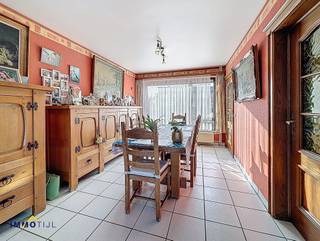 Deze uitstekend gelegen halfopen bebouwing biedt op het gelijkvloers een ruime inkomhal met apart toilet, een inpandige garage (automatische poort)...