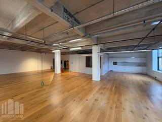 Fantastisch gelegen kantoor van 274 m² te huur op hippe locatie nabij <strong>Dok noord </strong>en het bruisende stadscentrum van Gent, met een uitstekende aansluiting op de Gentse binnenring. De bereikbaarheid is uitstekend dankzij het openbaar vervoer in de buurt. Het station Gent-Dampoort bevindt zich op slechts 1 kilometer wandelafstand.<br /><br />De instapklare kantoorruimte bevindt zich op de eerste verdieping en bestaat uit een ruime <strong>open space</strong> met een flexibele indeling. De ruimte kan naar eigen wens worden ingericht. Daarnaast beschikt het kantoor over een kitchenette, een aparte belruimte, moderne ledverlichting en sanitaire voorziening aanwezig. Tevens zijn er voldoende <strong>parkeermogelijkheden</strong>.<br /><strong>Onmiddellijk beschikbaar!</strong><br /><br />Neem vandaag nog contact op met <strong>PANORAMA B2B GENT KANTOREN</strong> voor meer informatie of om een vrijblijvend plaatsbezoek in te plannen via het nummer<strong> 0477 44 39 30</strong>.