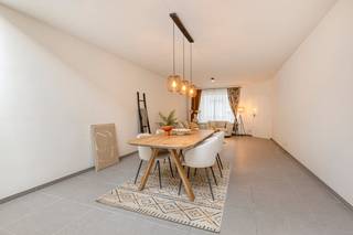 Dit instapklaar huis is perfect voor wie een comfortabele woning zoekt met een vlotte verbinding naar omliggende steden. De woning heeft 4...