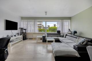 <p>Dit zeer ruime en instapklare gelijkvloers appartement beschikt over 3 slaapkamers, staanplaats en een bewoonbare oppervlakte van maar liefst 124 m². De grote zonnige tuin biedt tal van mogelijkheden om te genieten van het buitenleven. <br /><br />Bij het betreden van het appartement komt u in de inkomhal met vestiaireruimte. De ruime en lichtrijke woonkamer sluit naadloos aan op de volledig geïnstalleerde en vernieuwde leefkeuken. Deze moderne keuken is uitgerust met een ontbijthoek en hoogwaardige toestellen, waaronder een combi-oven, combi-microgolfoven, combi-stoomoven, ingebouwde koffiemachine, koelkast met vriezer, inductiekookplaat, dampkap, spoelbak, vaatwasser en ingemaakte kasten.<br />Aansluitend aan de keuken bevindt zich een praktische bergruimte met aansluiting voor wasmachine en droogkast.<br />Via de nachthal bereikt u de volledig ingerichte dressing (of bureau-/hobbykamer), het aparte gastentoilet en de badkamer, die voorzien is van een inloopdouche en een stijlvol lavabomeubel. Verder beschikt het appartement over drie ruime slaapkamers (allen voorzien van vliegenramen/-deur. De master bedroom alsook de 3e slaapkamer geven rechtstreeks toegang tot het privatieve en zonnige terras, dat aansluit op een prachtige tuin met een schitterend en rustgevend uitzicht. <br /><br />Extra: <br />- EPC-klasse C (239 kWh -> GEEN renovatieverplichting!) <br />- Elektriciteit = CONFORM<br />- Asbestveilig<br />- Overal rolluiken voorzien<br />- Terras + ramen living en keuken voorzien van zonnewering<br />- Watertoets: perceelscore A, gebouwscore A. <br />- Woongebied, VKr, Gmo, Vg, Gvv, niet opgenomen in het maatregelenregister. <br /><br />Nabij school, winkels, autosnelweg, openbaar vervoer, etc. Voor meer info ga naar www.coenenvastgoed.be of bel 03/375.82.92</p>