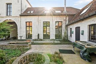 <p>Charmant koetshuis met bijgebouw/extra woonst, unieke binnentuin genietend van een prachtig zicht, en aanpalende bouwgrond met potentieel. <br /><br />In het hart van het prachtige Mont-de-l’Enclus, bevindt zich dit authentieke koetshuis met karakter, dat wacht op een nieuwe eigenaar met visie.<br /><br />Het hoofdgebouw, een charmant te renoveren koetshuis, biedt tal van mogelijkheden om een unieke en karaktervolle woonst te creëren. De authentieke elementen en de structuur vormen een prachtige basis voor een renovatieproject waarbij charme en modern comfort hand in hand kunnen gaan.<br />Op het perceel bevindt zich bovendien een extra bijgebouw, wat interessante perspectieven opent: een kangoeroewoning, gastenverblijf, praktijkruimte of een investering met verhuurpotentieel.<br /><br />Daarnaast beschikt het geheel over aanpalende bouwgrond met ontwikkelingspotentieel, wat dit pand bijzonder interessant maakt voor wie op zoek is naar een project met meerdere mogelijkheden: extra praktijk/horecagedeelte/project... De bouwgrond kan bijgekocht worden voor 150.000 euro.<br /><br />Een zeldzame opportuniteit voor liefhebbers van karaktervolle panden, renovatieprojecten en unieke locaties.<br /><br />Ideale voor B&B/vrije beroepen/ontwikkelaars. <br /><br />Bezoek na afspraak met IMMO BEGUIN: info@immobeguin.be</p>