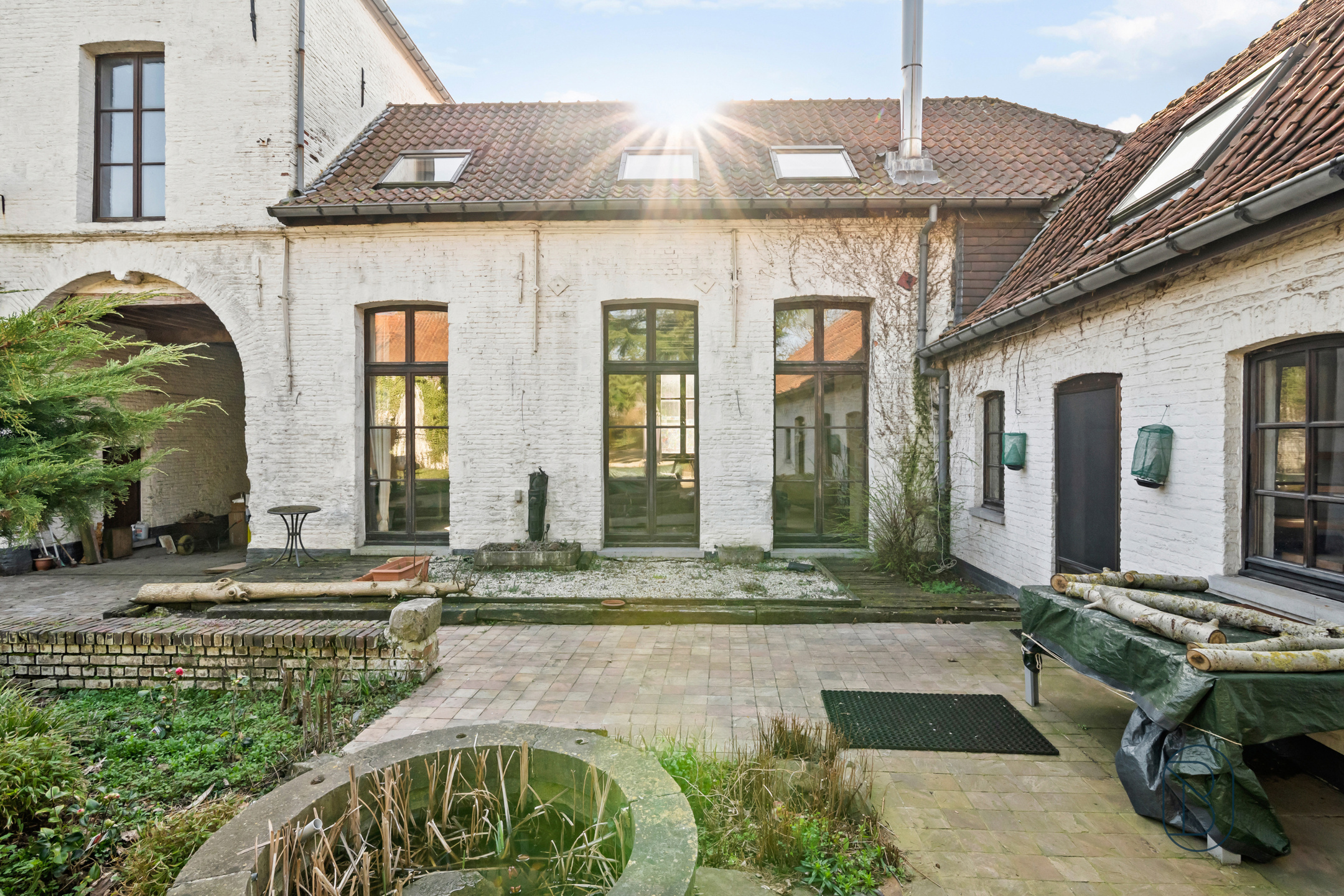 Charmant koetshuis met extra woonst en prachtige tuin. - foto 2