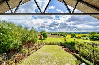 Grote degelijke villa met extra kantoor/prakijkvleugel, handige parking, en volledig onderkelderd. Mooi terras en aangename tuin met een prachtig zicht op groen. 
Dit op een TOPligging qua bereikbaarheid. 

Indeling woning: 
inkom en traphal, apart toilet, geïnstalleerde keuken met eiland (uitgevend op een gezellig terras), bijkeuken, leuke lichtrijke leefruimte (inbouwcassette), uitgevend op een 2de terras en tuin met prachtige zichten op groen. Op het verdiep bevinden zicht de overloop (kan tevens in een slaapkamer omgevormd worden), masterbedroom met ensuite badkamer, slaapkamer met dressing (kan ingericht worden in een douchekamer). 
Indeling kantoor: 
aparte inkom met wachtkamer, vestiaire en sanitaire voorzieningen (2 toiletten), leuke bureauruimte/praktijk, keuken met extra eetplaats, en op het verdiep: extra bureauruimtes, vergaderruimte, extra toilet en archief.
Indrukwekkende kelder: sportzaal, wijnbar, dubbele garage met laadpunt, extra berging. 

Deze eigendom is ideaal voor mensen op zoek naar een combinatie van wonen en werken. 

Bezoek na afspraak met IMMO BEGUIN: info@immobeguin.be
