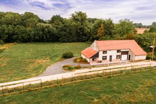 Unieke te renoveren landelijke boerderij gelegen op 74,6 are in een prachtige landelijke omgeving
Wonen te midden van weilanden, velden en bossen, met het centrum van Bierbeek op wandelafstand.
Op dit uitzonderlijk mooi gelegen perceel van 74,60 are bevindt zich deze karaktervolle boerderij, klaar voor een nieuw hoofdstuk. De woning is volledig te renoveren of te verbouwen en biedt daardoor een unieke kans voor wie ervan droomt om een eigendom volledig naar eigen smaak en wensen vorm te geven.
Wat deze plek echt bijzonder maakt, is haar fantastische ligging. De boerderij wordt omringd door uitgestrekte weilanden en velden, met prachtige vergezichten en volop groen rondom. Hier geniet u elke dag van ruimte en natuur.
Ook voor wandelaars en natuurliefhebbers is de ligging een absolute troef. Verschillende wandelroutes bevinden zich in de onmiddellijke omgeving en etappe 5 van de GR Hageland loopt vlak langs de eigendom.
Niettegenstaande de landelijke omgeving, woont u hier verrassend centraal. Het centrum van Bierbeek ligt op wandelafstand en dankzij de goede verbindingen bereikt u vlot Leuven, Tienen en Brussel, onder meer via de nabijgelegen E40.
Een bijkomende troef is de aanwezige bronwaterput.
Deze eigendom is ideaal voor wie niet op zoek is naar een afgewerkte woning, maar naar een unieke plek met karakter, ruimte en bijzonder veel potentieel. Een boerderij waar u met een doordachte renovatie of verbouwing een prachtige thuis kunt creëren, midden in het groen en toch dicht bij alles