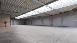 Opslagruimtes met sectionaalpoort te huur op TOPLOCATIE.Vlotte verbinding richting autostrade, ring van Brugge,...Oppervlaktes.: +/- 25m² -...