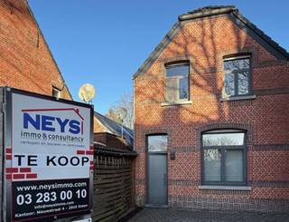 <p>Instapklare, charmante woning te Essen zonder energetische renovatieplicht! Deze woning werd door de jaren heen steeds goed onderhouden en onderging al enkele grondige renovaties.</p>
<p>De woning werd praktisch ingedeeld en bestaat o.a. uit een leuke inkomhal, een lichtrijke leefruimte die grenst aan de open keuken, een veranda, een gelijkvloerse badkamer, drie slaapkamers, een ruime berging en een zolder. Het comfort wordt nog verhoogd door de twee handige, privatieve parkeerplaatsen voor de woning.</p>
<p>Leuke tuin met verhard terras.</p>