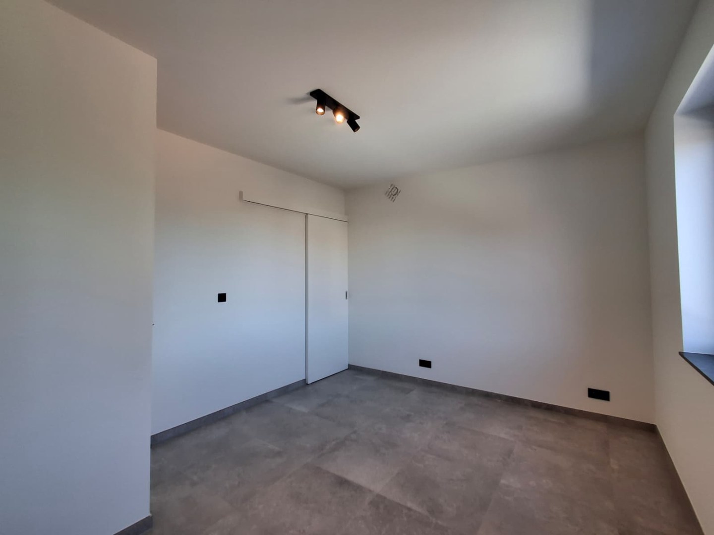 LICHTRIJK DUPLEXAPPARTEMENT MET 2 SLPKS | TERRAS EN AUTOSTAANPLAATS IN RUISELEDE - foto 4