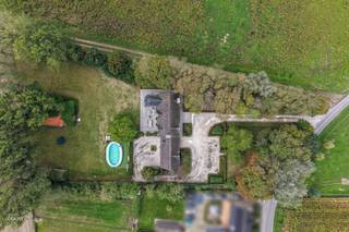 Bestaande uit inkomhal, living met orangerie en eetplaats, ingerichte keuken met ontbijthoek, wasplaats, 4 slaapkamers, 2 badkamers, studio/hobbyruimte met aparte ingang en toilet, kelder, zolder, dubbele garage en zuid-west gerichte tuin met tuinberging op 6.402m²<br />