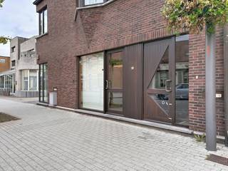 Zoekt u een kantoor of commerciële ruimte in de Kempen? Dit veelzijdige kantoorruimte/handelspand te huur is uitermate geschikt voor de uitbating van een zaak, kantoor of praktijk in Kasterlee. Het bouwjaar is 1987, het pand werd gerenoveerd in 1994 en beschikt over een functionele indeling.<br /><br />Dankzij de ligging aan de hoofdbaan in Kasterlee geniet uw onderneming van een goede bereikbaarheid en visibiliteit. Het pand is vlot toegankelijk via de invalswegen en het openbaar vervoer.<br /><br />Troeven van dit handelspand: <br />- Gunstig EPC-label (label C)<br />- Privatieve parkeerplaats <br />- Ruim handelspand, makkelijk op te delen in verschillende ruimtes <br />- Goede visibiliteit <br />- Vlotte bereikbaarheid <br /><br />Het pand wordt verwarmd op gas via radiatoren. De nodige aansluitingen voor airco zijn reeds voorzien, wat een snelle installatie mogelijk maakt. Bent u geïnteresseerd om deze kantoorruimte te huren? Neem gerust contact op voor een bezoek ter plaatse in Kasterlee.<br /><br /><br />Bestuursmaatregelen in het maatregelenregister: in aanvraag