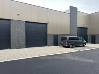 Modern magazijn 216m² te Ranst.Met mezzanine van 30m² voor extra stockage.2 parkeerplaatsenVolledig instapklaar...