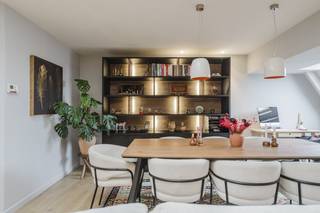 Dit aangename één-slaapkamer appartement van 87 m² is gelegen aan de Grote Kring, een gegeerde locatie in Kortrijk met vlotte verbindingen en...