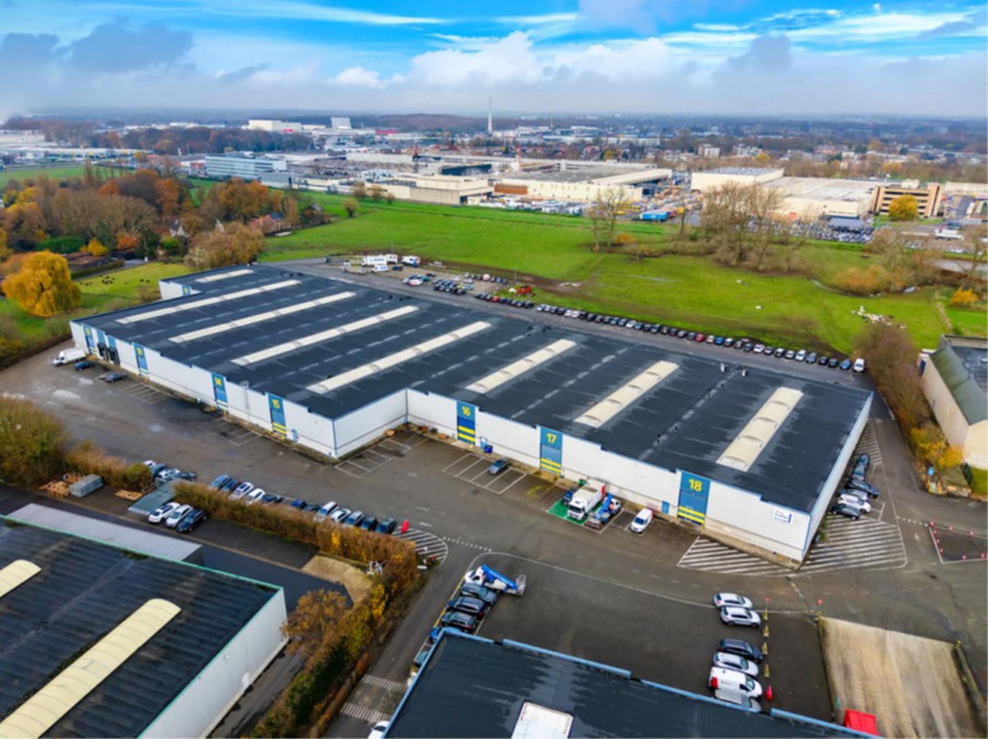 Magazijn van 1.152 m² en kantoor 288m² nabij A12 - foto 1