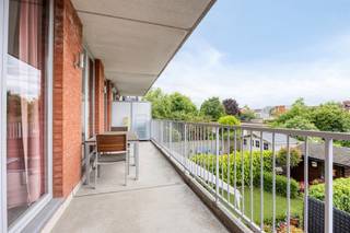 Super zonnig en extra ruim 2-slaapkamerappartement met zuidgericht terras en parkeerplaats!Gelegen op de eerste verdieping van een recent en rustig...