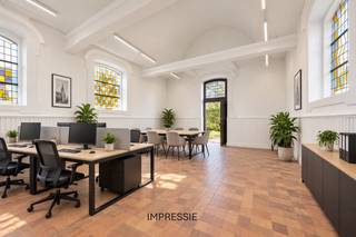 <p><strong>Uniek erfgoedproject met toekomstvisie – Turnhout</strong></p>
<p>Aan de rand van het centrum van Turnhout bevindt zich een uitzonderlijke ontwikkelingskans: de Lokerenkapel <em>“Onze-Lieve-Vrouw van Troost”</em>. Dit waardevolle historische pand onderscheidt zich door zijn uitgesproken architecturale identiteit en authentieke uitstraling, en vormt een zeldzame mix van erfgoed en potentieel.</p>
<p>Het project biedt ruime mogelijkheden voor <strong>herbestemming met respect voor de bestaande kapel</strong>, aangevuld met <strong>uitbreidingsmogelijkheden</strong> binnen de geldende stedenbouwkundige voorschriften. Hierdoor leent het zich perfect voor een doordacht en duurzaam reconversieproject dat verleden en toekomst met elkaar verzoent.</p>
<p>Een ideale opportuniteit voor <strong>ontwikkelaars en investeerders</strong> die op zoek zijn naar een project met karakter, maatschappelijke meerwaarde en langetermijnvisie, op een strategische locatie nabij het stadscentrum.</p>
<p><strong>Stedenbouwkundige inlichtingen</strong>:<br />Wg, Gvkr, Vastgesteld bouwkundig erfgoed.</p>