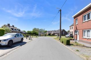Located near the center of Vollezele, we propose you this open building with outbuilding , garage and garden on 6are 23. This property consists of an entrance hall, living / dining room (31m2), fitted kitchen with breakfast corner (19m2), laundry room with toilet, separate outbuilding (technical room of heat pump) and garage for 2 cars (39m2). The floor houses a night hall, 2 bedrooms (15.5 and 17m2), office (7m2) and bathroom (4.5m2). Fixed stairs to convertible insulated attic (35m2). EPC C 274, central heating with heat pump 2025, double glazing PVC with shutters, Side and rear facade already insulated. To visit