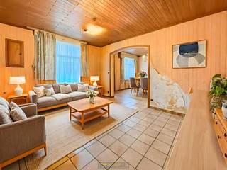 <strong>VOLLEDIG TE RENOVEREN EIGENDOM</strong> met <strong>DIVERSE OPTIES</strong> in het charmante Erwetegem, een deelgemeente van Zottegem. Met een <strong>WOONVOLUME</strong> die zich uitstrekt over <strong>DRIE VERDIEPINGEN</strong>, geniet je hier van ruimte in overvloed: een lichtrijke leefruimte, aparte eetplaats en keuken vormen het hart van de woning. Boven bevinden zich <strong>DRIE SLAAPKAMERS EN EEN DOORLOOPKAMER</strong> die als extra kamer of bureau kan dienen, terwijl de <strong>VASTE TRAP</strong> naar de <strong>ZOLDERVERDIEPING BIJKOMENDE UITBREIDINGSMOGELIJKHEDEN</strong> biedt. Buitenshuis kan je heerlijk vertoeven op <strong>HET TERRAS OF IN DE TUIN</strong>. De rustige ligging in deze <strong>GROENE OMGEVING</strong> combineert <strong>LANDELIJKE CHARME MET EEN VLOTTE BEREIKBAARHEID</strong> naar het <strong>CENTRUM VAN ZOTTEGEM</strong>, scholen, winkels, E40 en openbaar vervoer.<br /><br />Adres: Polder 9 te Zottegem<br /><br />Renovatieplicht van toepassing; P-score: A, G-score: A