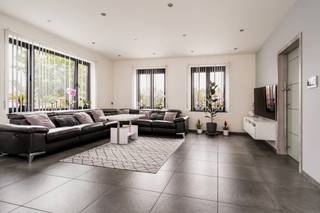 Quares - TREVI Groep presenteert :Deze prachtige ruime woning werd in 2017 nieuw gebouwd met duurzame en kwalitatieve materialen. De woning werd ook...