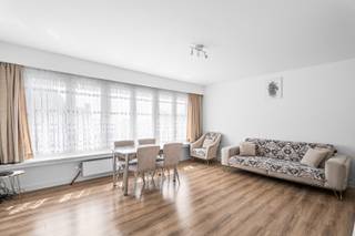 Dit instapklare appartement is gelegen in het hart van de Bloemekenswijk, op wandelafstand van restaurants, winkels, scholen en openbaar vervoer, en op fietsafstand van het historische centrum van Gent. De bovengrondse parking Het Getouw bevindt zich om de hoek en er bevinden zich meerdere laadpalen voor het pand.<br /><br />Bij het betreden van de ruime inkomhal vindt u aan de straatzijde de lichtrijke woonkamer, die aansluit op de keuken. Verder beschikt het appartement over een badkamer en een toilet. Aan de achterzijde van het pand bevinden zich twee slaapkamers met toegang tot het balkon.<br /><br />Dankzij de uitstekende bereikbaarheid (Mobiscore 8,9/10) en de centrale ligging is dit appartement zowel ideaal als gezinswoning als een interessante investering met sterke verhuurpotentie.<br /><br />Interesse? Neem gerust contact op via Info@oko.immo of 0484 14 96 86.