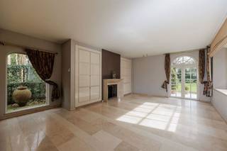 Mooie villa in de doodlopende straat in wijk "Zonnebos" * Gelijkvloers : inkomhal met vestiaire en gastentoilet, bureel op vast tapijt, woonkamer op...