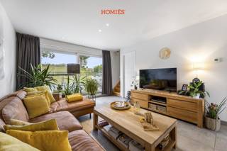 Graag stellen wij u dit uitzonderlijk duplex- appartement met 2 slaapkamers voor in hartje Bierbeek. De woonst geniet een uiterst gunstige locatie, op wandelafstand van het dorpscentrum met talrijke voorzieningen zoals restaurant In De Molen, Louis Delhaize, een bakker en een frituur… Het appartement maakt deel uit van een kleinschalige, recente (2017) en welonderhouden residentie en kenmerkt zich door haar tijdloze en stijlvolle afwerking. Bovendien beschikt het appartement over maar liefst 2 ruime terrassen van 26m2 en 11m2. De woonkamer is bijzonder lichtrijk dankzij de grote raampartijen, waardoor er volop natuurlijk daglicht binnenvalt. De semi-open keuken is volledig uitgerust. Daarnaast is er een praktische berging (met aansluiting wasmachine) voor extra opbergruimte. Verder beschikt het appartement over een apart toilet, 2 ruime slaapkamers en een moderne badkamer. Bijkomende pluspunten zijn de twee ondergrondse autostaanplaatsen, twee kelderbergings, aanwezige fietsenstalling en lift, lage maandelijkse lasten en het gunstige EPC (label A). Alle nutsvoorzieningen met aparte tellers. Heeft u vragen of wenst u graag een bezoek? Aarzel niet ons te contacteren via info@homies.be of via 016 22 82 22.