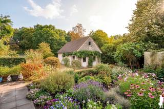 <p><strong>Ruime gezinswoning met gelijkvloerse slaapkamer, 2 badkamers en uitzonderlijk grote tuin en royaal bijgebouw</strong></p>
<p>Deze ruime gezinswoning is gelegen in Essen-Heikant en biedt <strong>veel woonruimte, een gelijkvloerse slaapkamer met badkamer en een uitzonderlijk groot perceel</strong>. De woning beschikt over drie slaapkamers, twee badkamers en een ruime leefruimte. De grote tuin met terras, overkapping en vrijstaande dubbele garage biedt bovendien tal van mogelijkheden voor hobby, opslag of extra werkruimte.</p>
<p><strong>Gelijkvloerse verdieping<br /></strong>-<strong> Ruime inkomhal</strong> met apart gastentoilet<br />- <strong>Grote slaapkamer op het gelijkvloers</strong> met aansluitende badkamer voorzien van inloopdouche, toilet en lavabo<br />- Brede doorgangen voor extra wooncomfort<br />- <strong>Royale en lichtrijke leefruimte</strong> met hout-/kolenkachel en verschillende raampartijen naar terras en tuin<br />- Ruime keuken met plaats voor een eettafel en groot schuifraam naar buitenKeuken voorzien van gasfornuis, combi-oven, koelkast, diepvriezer, - - vaatwasser, dampkap en dubbele spoelbak<br />- <strong>Praktische berging/wasplaats</strong> met technische voorzieningen en rechtstreekse toegang naar buiten</p>
<p><strong>Eerste verdieping<br /></strong>-<strong> Twee ruime slaapkamers<br /></strong>- Zeer ruime en lichtrijke <strong>overloop/multifunctionele ruimte</strong>, momenteel ingericht als bureau en zithoek<br />- Mogelijkheid om deze ruimte anders in te delen of bijkomende slaapruimte te creëren<br />- <strong>Tweede badkamer</strong> met bad/douche, toilet en lavabo<br />- Kleine bergzolder bereikbaar via een luik</p>
<p><strong>Tuin en buitenruimte<br /></strong>- <strong>Uitzonderlijk ruime tuin</strong> met veel privacy en tal van mogelijkheden<br />- Groot terras aansluitend op de woning<br />- Gezellige <strong>overdekte zithoek</strong> <br />- Royale oprit met parkeermogelijkheid voor meerdere wagens<br />- <strong>Vrijstaande dubbele garage</strong> met sectionale poort en plaats voor twee wagens<br />- Garage voorzien van bijkomende ruimte met keuken en sanitair<br />- Garage eveneens bereikbaar via een <strong>recht van overpad<br /></strong>- Verschillende volwassen bomen en groenpartijen zorgen voor een aangename, groene omgeving</p>
<p><strong>Bijzonderheden<br /></strong>- <strong>Gelijkvloers wonen mogelijk</strong> dankzij slaapkamer en badkamer<br />- In totaal <strong>3 slaapkamers en 2 badkamers</strong><strong><br /></strong>- Multifunctionele ruimte op de verdieping met mogelijkheid tot bijkomende slaapkamer<br />- <strong>Uitzonderlijk grote tuin<br /></strong>- Vrijstaande <strong>dubbele garage</strong> met bijkomende voorzieningen<br />- Vloerverwarming op het gelijkvloers en radiatore<br />- Verwarming op aardgas<br />- Hout-/kolenkachel<br />- PVC-ramen met dubbele beglazing<br />- Screens aan verschillende ramen<br />- Regenwaterput van <strong>10.000 liter</strong> en bijkomende regenwaterput<br />- Waterontharder<br />- Ruime parkeermogelijkheden op eigen terrein</p>
<p><strong>Ligging<br /></strong>Gelegen in Essen-Heikant, in een rustige en groene woonomgeving met een vlotte verbinding naar het centrum. Winkels, scholen, openbaar vervoer en dagelijkse voorzieningen zijn vlot bereikbaar. Ook de Nederlandse grens is gemakkelijk bereikbaar.</p>
<p><strong>Een bijzonder ruime gezinswoning met gelijkvloers wooncomfort, een uitzonderlijk grote tuin en een royale vrijstaande garage. Ideaal voor wie veel ruimte zoekt, zowel binnen als buiten.</strong></p>
<p>Bewoonbare opp.187 m² ref.: bruto vloeropp. EPC-certificaat.</p>