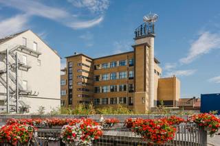 Techtower donne une nouvelle vie à un bâtiment emblématique au cœur de Courtrai, l'ancien central téléphonique. Avec son architecture unique, sa rénovation durable et son emplacement privilégié, ce sera l'endroit idéal pour les étudiants. Avec 105 chambres élégantes et entièrement meublées - avec sanitaires privés - ce projet allie confort, design et durabilité. À partir de l'année universitaire 2026, les étudiants profiteront des espaces d'étude, de la salle de sport, des cuisines communes et des espaces de détente.<br /><br />À distance de vélo de tous les collèges et de l'université, tout en étant en plein centre de Courtrai.<br /><br />En investissant dans Techtower, vous optez pour la sécurité et la tranquillité d'esprit. Notre partenaire professionnel Odalys prend en charge l'ensemble de la gestion : de la sélection des locataires et des contrats à la maintenance et à l'administration. Vous bénéficiez d'une garantie de revenus locatifs pouvant aller jusqu'à 12 ans, sans frais supplémentaires.<br />Ne vous souciez pas des assurances, des impôts fonciers, de l'entretien, des frais communs ou de la vacance. Tout est arrangé pour toi.<br /><br />Techtower propose un choix de versions Basic, Premium et Premium+. Tous sont entièrement meublés et finis avec des matériaux durables.<br /><br />Prix à partir de 134 500€ hors frais !<br /><br />Vous souhaitez en savoir plus sur cette opportunité unique d'investir sans soucis à Courtrai ? Contactez-nous au 056 22 55 66.