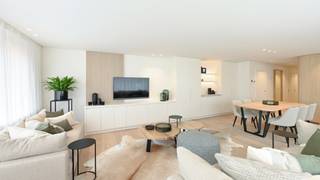 Op een goede ligging in het centrum van Knokke bevindt zich dit stijlvol gerenoveerd hoekappartement met drie volwaardige slaapkamers en een prachtig open zicht over de Lippenslaan. Winkels, het station en het strand bevinden zich op wandelafstand.<br /><br />Het appartement geniet van een hoogwaardige afwerking met parketvloeren en verfijnd maatwerk in zowel de leefruimte als de slaapkamers. Bovendien wordt het volledig gemeubileerd aangeboden, waardoor het geheel volledig instapklaar is.<br /><br />Indeling: inkomhal met vestiaire en gastentoilet, gevolgd door een bijzonder ruime en lichtrijke leefruimte. Dankzij de hoekligging en vele raampartijen geniet u hier van een aangenaam open zicht. Aansluitend bevindt zich de volledig ingerichte open keuken voorzien van hoogwaardige Miele-toestellen.<br /><br />Aan de achterzijde bevinden zich drie volwaardige slaapkamers met dubbel bed en ingemaakte kasten. Verder beschikt het appartement over twee badkamers met inloopdouche, lavabo en toilet, waarvan één ensuite bij de master bedroom. Een praktische berging/wasplaats maken het geheel compleet.<br /><br />Mogelijkheid tot aankoop van een garagebox in de residentie. Privatieve kelderberging en gemeenschappelijke fietsenstalling in het gebouw zijn inbegrepen.<br /><br />Bezoeken graag na afspraak met Willem Cauwels: 050/89 27 70.