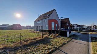 Deze praktische handelsruimte, bruikbaar voor verschillende doeleinden, vindt u naast de Maaseikerbaan in Opitter - Bree.Tot hiertoe heeft het pand...