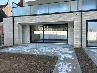 Indeling: er is een inkomhal die toegang geeft tot twee slaapkamers, badkamer, toilet en keuken. Via de open keuken heb je overigens toegang tot een aparte berging, de lichtrijke leefruimte, ruim terras en tuin. De badkamer bestaat uit een inloopdouche en een dubbele lavabo.<br /><br />De bewoonbare oppervlakte bedraagt 107,00 m². De oppervlakte van het terras bedraagt 29 m².<br /><br />Op de zijkant van het gebouw bevinden zich de bergingen van elk 4m². Achteraan zijn de garageboxen met een oppervlakte van 18m². <br /><br />De prijs van de berging bedraagt 6.300,- euro. <br /><br />E-peil 30 (50% vrijstelling op onroerende voorheffing voor 5 jaar).<br /><br />Overal vloerverwarming met apart regelbare circuits per ruimte.<br /><br />Alle bedragen zijn exclusief garages, bergingen en alle kosten. Garage en berging verplicht bij te kopen. <br /><br />AANKOOP AAN 6% BTW OP CONSTRUCTIE MOGELIJK: zowel voor eigen bewoning als bij engagement tot lange verhuur (minstens 15 jaar)