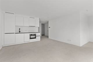 Appartement rénové au premier étage avec label EPC A ! Cet appartement est accessible par des escaliers et est aménagé comme suit : - Hall d'entrée...