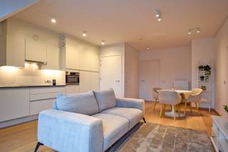 Op de site van het voormalige Clarissenklooster in het stadscentrum van het prachtige Nieuwpoort vindt u dit perfect onderhouden appartement terug (64 m²). Deze gezellige serviceflat is gelegen op de 3de verdieping en omvat een lichtrijke leefruimte uitgerust met parket, open ingerichte keuken, een aparte berging, ruime slaapkamer met bijhorend een badkamer voorzien van een ruime inloopdouche / lavabo en toilet. Tevens is een privatieve kelderberging inbegrepen in de verkoop. Het appartement en het volledige complex zijn perfect aangepast aan rolstoelgebruikers. Aanwezigheid van uitgebreid dienstenpakket met woonassistent en een continue permanentie door middel van een oproepsysteem. Vraag snel uw bezoek aan. Tevens ideaal als investeringseigendom. <br /><br />Troeven van de residentie:<br />•Topligging in het centrum van Nieuwpoort<br />•Moderne, energiezuinige appartementen met kwaliteitsafwerking (eiken parket, hoogrendementsglas, vloerverwarming)<br />•Volledig rolstoel- en rollatortoegankelijk<br />•Ingebouwde domotica + noodoproepsysteem<br />•24/7 medische permanentie en woonassistentie via Umanis<br />•Comfortdiensten: boodschappenhulp, animatie, kapper, schoonheidsspecialiste, kinesist<br />•Brasserie, café, wellness (sauna &amp; jacuzzi) en kiné-ruimte in het gebouw<br /><br />EPC: 144 UC: EP02064 (Ref. NI26912)