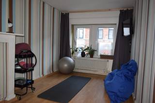 BeschrijvingGezinswoning met grote garage en aansluitend studio appartement.Woonhuis met 3-4 ruime slaapkamers,zonneterras en achteraan nog een...