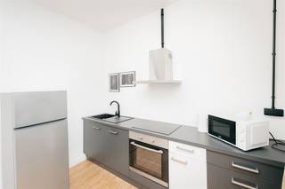 <p><strong>Prachtig gerenoveerd appartement in hartje Antwerpen</strong></p><p>Welkom in dit moderne en stijlvol ingerichte appartement van 83m² in Antwerpen. Dit aantrekkelijke woonpand biedt de perfecte combinatie van comfort, functionaliteit en hedendaags design voor de veeleisende koper.</p><p><strong>Ruimtelijke indeling</strong></p><p>Het appartement beschikt over een optimaal ingedeelde plattegrond met twee comfortabele slaapkamers en één volledig uitgeruste badkamer. De open woon- en eetkamer vormt het hart van de woning en biedt volop ruimte voor gezelligheid en ontspanning.</p><p><strong>Moderne keuken</strong></p><p>De grijze design-keuken is voorzien van hoogwaardige inbouwapparatuur, waaronder een moderne oven, kookplaat en afzuigkap. De vele kastruimte en het ergonomische werkblad maken koken tot een genoegen. Een fraaie keukenisland creëert extra zitplaatsen en zorgt voor een aangenaam sociaal element.</p><p><strong>Licht en ruimte</strong></p><p>Dankzij grote ramen en glazen deuren stroomt er overvloedig daglicht het appartement binnen. Dit geeft de ruimtes een luchtiger en meer open karakter. De houten parketvloeren (visgraat) in lichte tonen dragen bij aan de warmte en elegantie van het interieur.</p><p><strong>Slaapkamers</strong></p><p>Beide slaapkamers zijn voorzien van moderne raambehandelingen en bieden ruimte voor diverse inrichtingsstijlen. De slaapkamers hebben zicht op het appartementencomplex en omgeving.</p><p><strong>Badkamer</strong></p><p>De moderne badkamer is uitgevoerd met stijlvolle zwarte tegels, een inloopdouche met glazen wand en een elegant design. Een handig apart toilet completeert het sanitaire aanbod.</p><p><strong>Afwerking en details</strong></p><p>Het appartement oogt verzorgd en werd zorgvuldig gerealiseerd. Overal zijn details doordacht, van de moderne verlichting tot aan de smaakvolle muurkleuren. De neutrale kleurstellingen bieden volop mogelijkheden voor persoonlijke inrichting.</p><p><strong>Locatie</strong></p><p>Het appartement is gelegen in Antwerpen, een bruisende stad vol cultuur en mogelijkheden. De centrale ligging biedt goede bereikbaarheid naar winkels, horeca en voorzieningen.</p><p>Dit is een uitstekende keuze voor wie op zoek is naar een modern, goed onderhouden appartement met veel potentieel!</p><p>Rechtstreeks te koop van eigenaar.</p><p>Bel gerust voor meer info 0456 83 87 68</p>