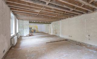 Ontdek deze unieke casco loft, gelegen op de 1ste verdieping van een goed beheerde en onderhouden residentie met lift. De loft bevindt zich in...